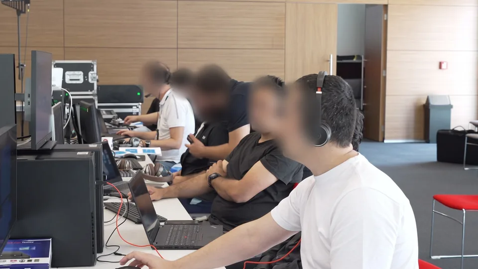 Medya Canlı yayın ekibi kulaklıklarla reji masasında canlı yayını yönetiyor