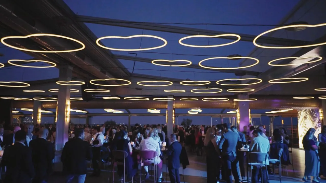 ACE of M.I.C.E. gala partisinde kalabalık salon ve ışık tasarımı