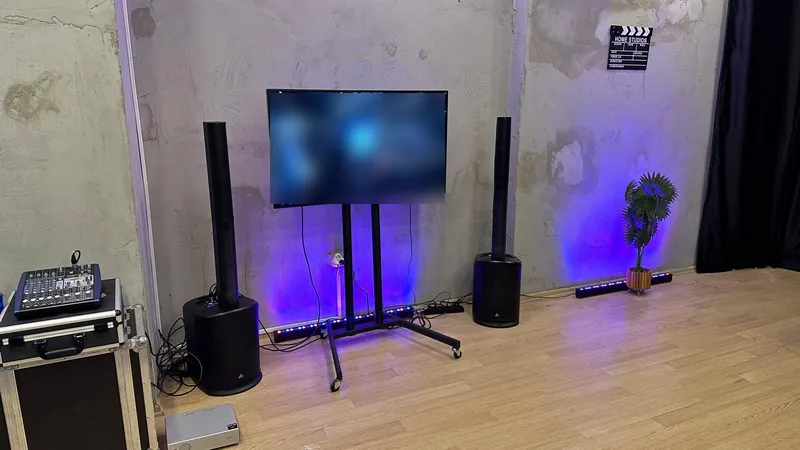 Seyyar ekran, iki kolon hoparlör, ses mikseri ve LED bar ışıklar