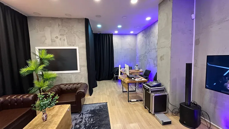 Oturma seti, reji masası, ses sistemi ve ekranın genel görünümü
