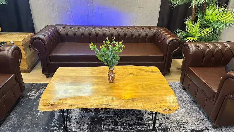 Kütük ahşap sehpa ve Chesterfield kanepeden oluşan röportaj ve podcast oturma seti