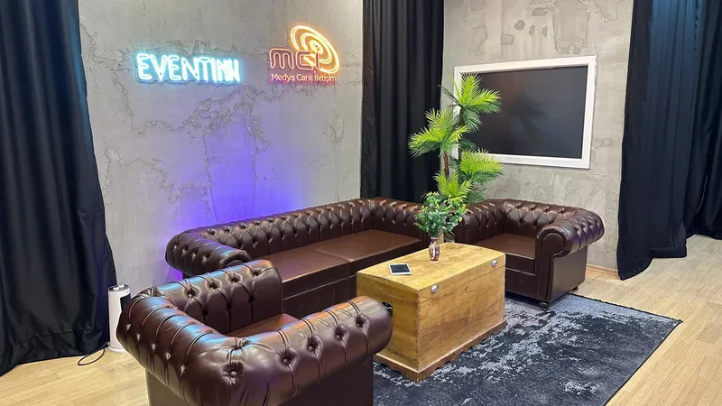 Chesterfield koltuklu podcast ve söyleşi setinin yandan görünümü